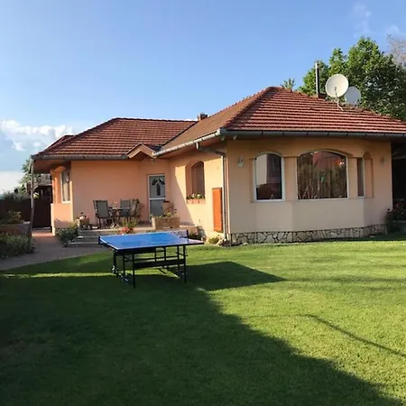 Case de vacanță Vitorlas 3 Balatonlelle